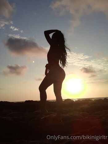 bikinigirltr