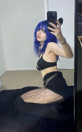 bluehairgothgrl
