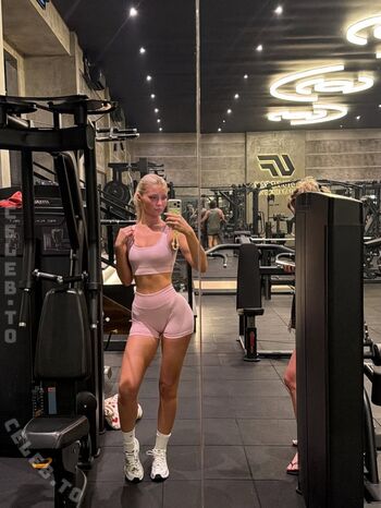 Elena Zoe