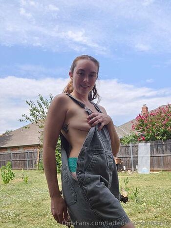 TattedSkinnyMomma01