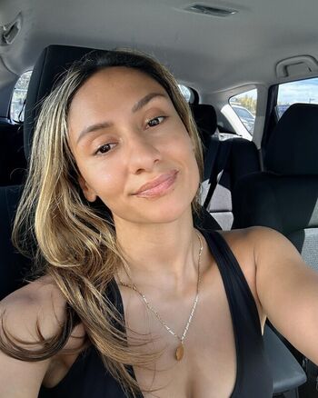 Violeta Dee