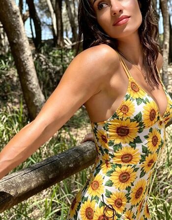 Violeta Dee